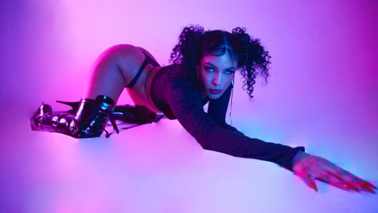 VioletXia_ Goddess in leather Bilde 4