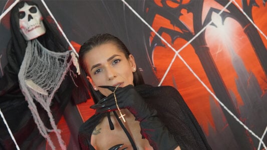 PlayfulShow Dark, mysterious, and dangerously irresistible 🕷️ Pic 2