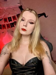 Vivian_Davis Trick or treat? Pic 4