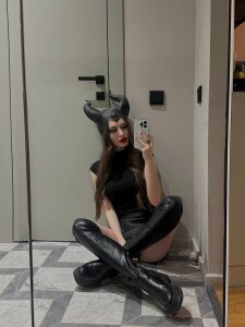 Eve_Berry Public Pic