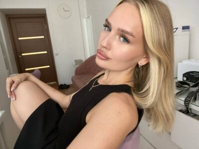 AmyLowe04 Public Pic 4