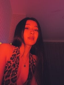 HannaRosie_ red room Pic
