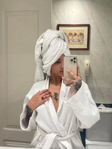 CinthiaCollins you want take a shower with me ? Pic