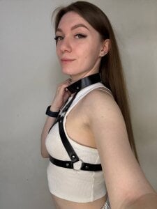 DevonaFares ❤️Green-eyed bitch is eager to play 🎮 Pic 2