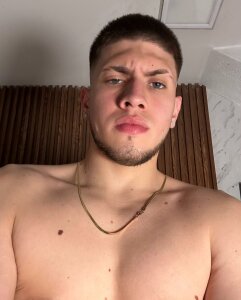 SebastianMaximoff kullanıcısının “Don’t just look… feel the energy between us ⚡💄” albümü -  3 fotoğraf