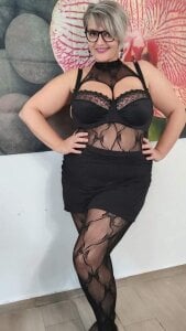 Milf-Ella Public Photo 2