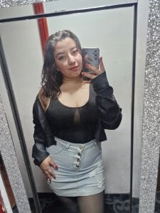 annyaparis Do you want to see what I have under my skirt? Pic