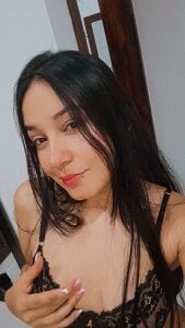 serenvahl Good morning, lovely ☀️✨ I’m live from 8:30 a.m. to 3:30 p.m., bringing calm heat, soft smiles, and Bilde 2