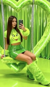 M1kaylaRavenGrinch Date - AI图片 6