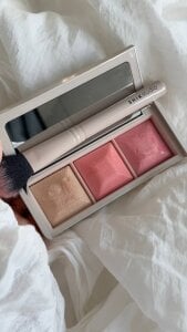 Mia_shy1 A little beauty Immagine  3