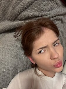 Why does my finger always end up in my mouth? od kxomorebi  2 snímek