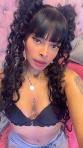 “Admit it… you’ve already fallen for me a little.” de EmmaEbony_ Foto 3