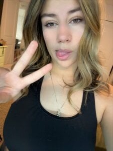 TheLexiLuvvr: Public ( 5 фото)