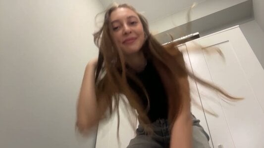 selena_favn Come closer, I don't bite... much Pic