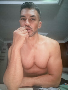 Gio_Linares Let's take a shower Pic 5