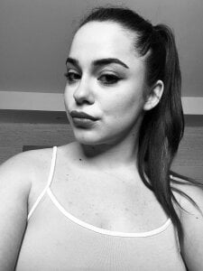 Hottie_miaa Today I have my hair in a ponytail😈 slika 6