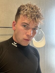 NickyGold_OfficialMe照片 2