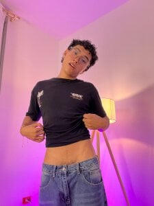 Waiting for u❤️ de LittleMya_  4 photos