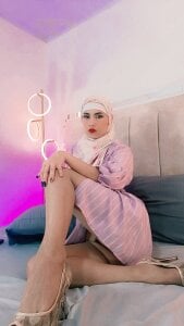 jamila_zairShe is quiet but she wears devilish lingerie 😈图片