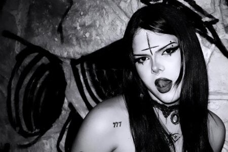 miss_violet777 your favorite demon girl😈💘 Foto