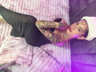 juliane_sweer1 juliane in the bed Pic 9