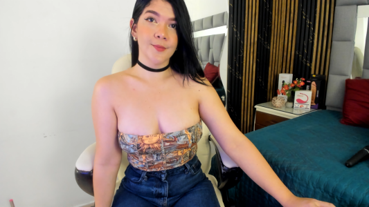 amaia_santini Tight jeans and a lot of imagination. Are you staying to see what's underneath this casual look? Hình