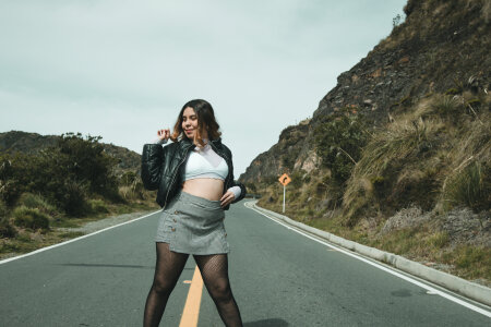 AllisonAdams_ Paths that tell stories. 🌍🏔️🫦🌠 Foto 5