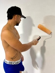 I paint walls by day and bodies by night… tell me where to start. de Ethan_king_  photos