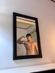 _joansoto In the mirror 🖤 Pic