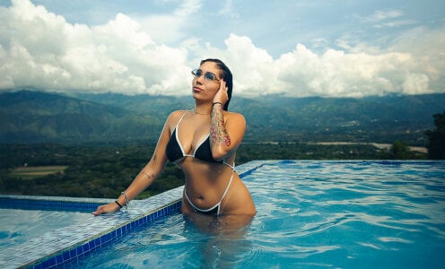 Niky_Vega Pool Day🩵 Billede 5