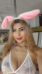 Cherry_Foxi_ Naughty bunny playing on her tube Gambar 2