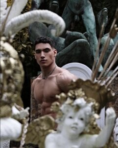 TianBrooks Too close… or not close enough? 🔥😏 Kuva