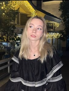 Emma_Rose_69 Public Pic 6