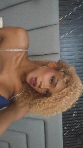 NaomiSteward Glances that tempt you, but don’t promise a thing 🍒 Bilde