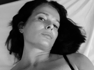 Laura-Parker Public Poză