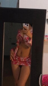 Any_Petitte Public Pic