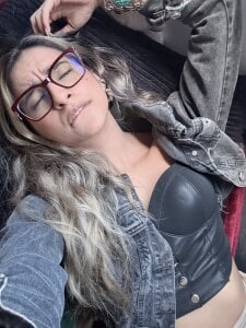 NIQUEILLA8 Which do you prefer? With or without glasses?  3. fénykép