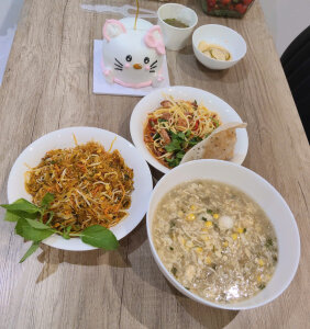 Jin_Yourlover Dishes Jin made herself for her birthday: Stir-fried vermicelli with eel, crab soup, and dried squid Pic