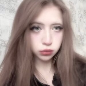 YasmineGuelpa Public Kuva