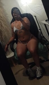 Zoe_Thompsonn_ Public Pic 3