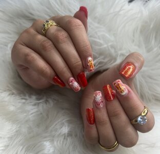 AmaraVelin Christmas nails Pic