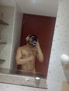 This is me, I just woke up and took my morning shower.😏 de Mercury_muscle  2 photos