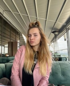 JuiliOnesunray Public Pic 3