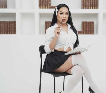 MissBigCockLUCYxxxschool girl Bild 4