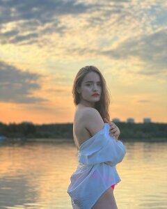 Emily_Rowe Public Pic