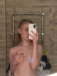 MaireLanda Getting ready to relax after the stream Immagine  3