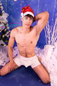 AlessioVitale: 🎅🔥 Santa’s got muscles this year. ( фото)