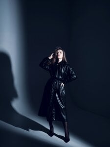 AlyaMiller In a black coat Billede 2