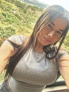 Victoria_vallejo_ casual outdoor Pic 4