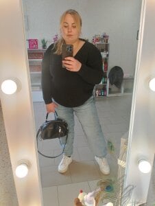 Moumy_girl Public Pic 3